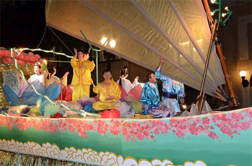 '圖1～2：法輪功學員參加美國俄勒岡州波特蘭市第四十三屆玫瑰花節星光遊行（Starlight Parade），榮獲非商業團體第一名。'