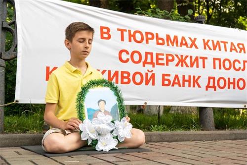 '圖1～2：法輪功學員在基輔中使館前抗議中共迫害'