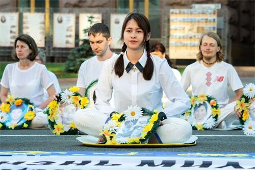 '圖6：法輪功學員在基輔市中心舉辦活動，圖為悼念被中共迫害致死的中國大陸法輪功學員。'