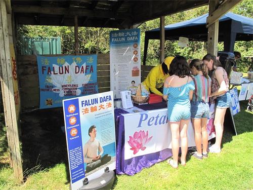 '圖1～2：二零一九年七月六日，法輪功學員參加在霍克山千年綠地公園（Mount Hawke Millennium Green）舉辦的「霍克山夏季展會（Mount Hawke Summer Fair）」'