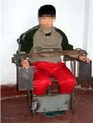'酷刑演示：鐵椅子（也俗稱老虎凳）'