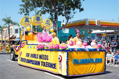 '圖1～3：加州聖地亞哥科羅納多島（Coronado）每年的獨立日國慶遊行有100多個隊伍參加，吸引3至5萬人觀看。圖為聖地亞哥法輪功學員參加2019年科羅納多島慶祝美國獨立日遊行。'