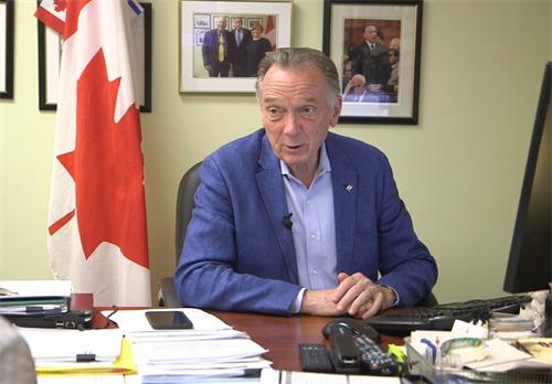 '圖：加拿大國會議員彼得﹒肯特（Peter Kent）在多倫多接受採訪時表示：加拿大應該制裁犯下反人類罪的中共官員。'