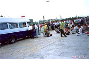 2000年7月9日早上9點鐘左右，法輪功學員在天安門廣場打坐煉功，向世人申訴法輪功的冤情，警察（便衣）將他們拖上警車拉走。</a