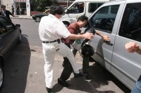 ?�年12月14日，羅幹到阿根廷期間，中共大使館派出暴徒毆打抗議的法輪功學員。打手著紅衣服、白衣服，脖子上掛有綠色牌子。（攝影：Carlos Carbone）'