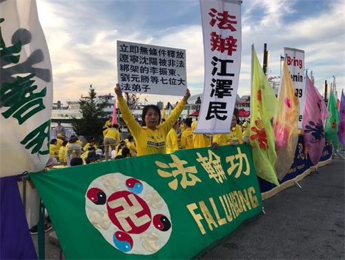 '圖4：遼寧的法輪功學員李姝茵舉牌呼籲緊急營救被中共綁架的家鄉法輪功學員。'