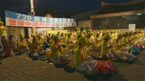 '圖10～11：法輪功學員點亮燭光，一同悼念這20年來在中國被迫害致死的同修'