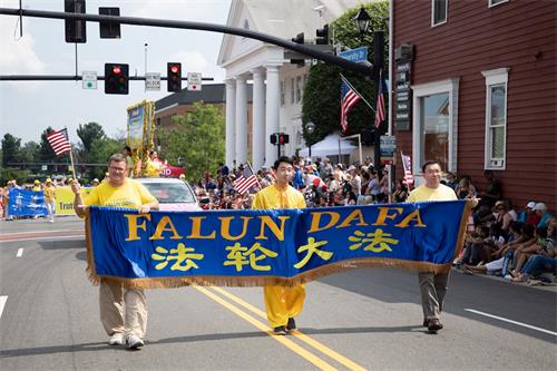 '圖7：法輪功學員參加了維吉尼亞州最大規模的獨立日遊行──費爾法克斯獨立日遊行（Fairfax Independence Day Parade）。'