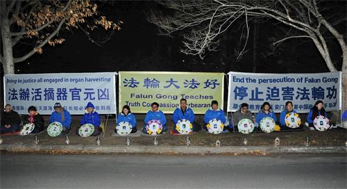 '圖1：二零一九年七月十七日，堪培拉法輪功學員齊聚在中國大使館前，舉行燭光悼念， 紀念在中國大陸被中共虐殺的法輪功學員。'