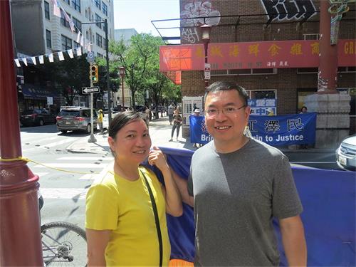 '圖8：來自越南的牙醫Alyssa與藥劑師Tung姐弟倆分享了他們得知法輪功的經歷與喜悅。'