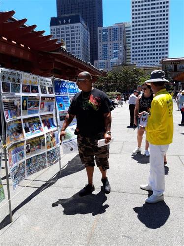 '圖1～4：二零一九年七月二十日，法輪功學員在舊金山中國城花園角舉辦真相圖片展，許多民眾認真閱讀。'