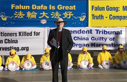 '圖14：中國信息網站編輯、人權活動家鮑勃﹒維尼康博（Bob Vinnicombe）先生在集會上發言'