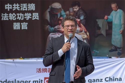 '圖4：德國國會議員沃夫岡‧維勒先生（Wolfgang Wiehle）發言聲援法輪功學員反迫害。'