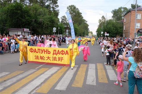 '圖15：七月二十日，法輪功學員受邀參加在西伯利亞謝列霍夫市（Shelekhov）城市日大遊行'