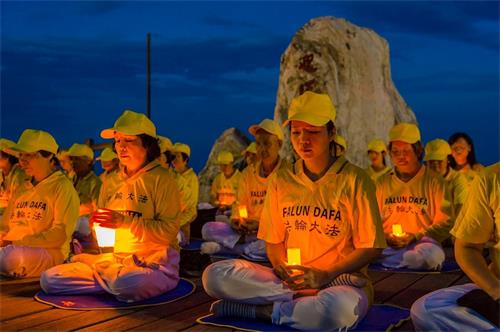 '圖3～6：台東法輪功學員在海濱公園舉行燭光悼念反迫害。'