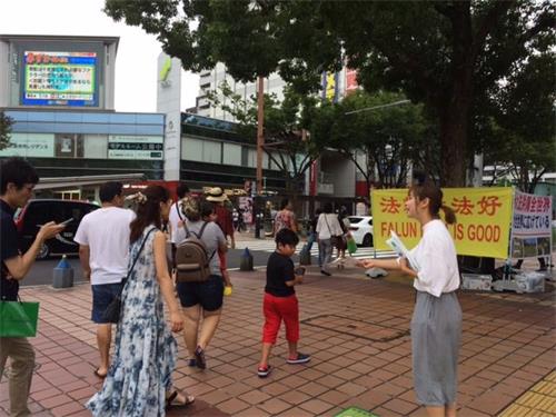 '圖1～2：日本中部地區法輪功學員在愛知縣首府名古屋市舉辦講真相活動'