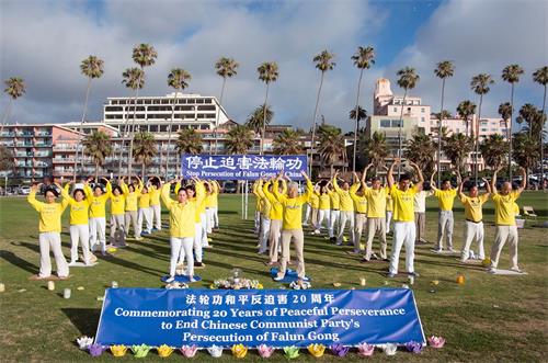 '圖1～2：美國聖地亞哥部份法輪功學員在著名的拉荷亞海灘，舉行了紀念法輪功和平反迫害20年的系列活動'
