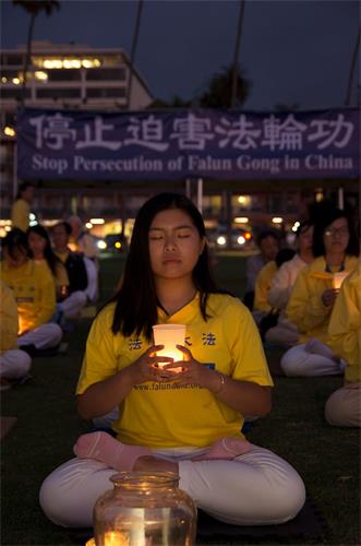 '圖9～11：法輪功學員們點起蠟燭，悼念在二十年迫害中失去生命的大陸法輪功修煉者'