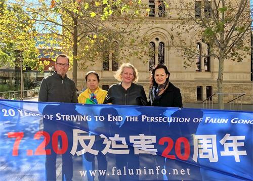 '圖5：南澳省立法會委員佛蘭克絲（Tammy Franks）（左三）和新南威爾士立法會委員休布裏奇（David Shoebridge）（左一）到法輪功學員紀念反迫害20週年活動現場表達支持。'