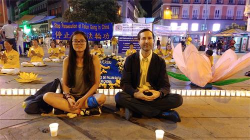 '圖2：1：2019年7月19日，在馬德裏Callao廣場，Marta小姐 和Alberto先生主動留下來和法輪功學員一起，席地而坐，燭光守夜。左邊是 Marta， 右邊是Alberto'