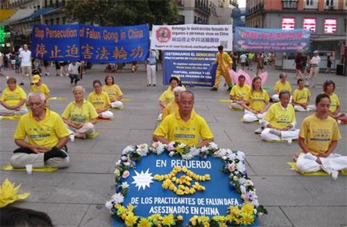 '圖4：2019年7月19日，法輪功學員在馬德裏Callao廣場上煉功。'