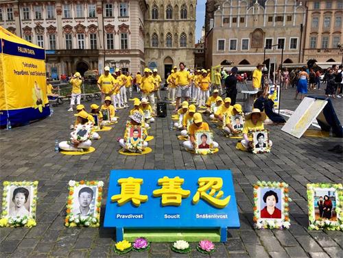 '圖3：在老城廣場悼念被迫害致死的法輪功學員'