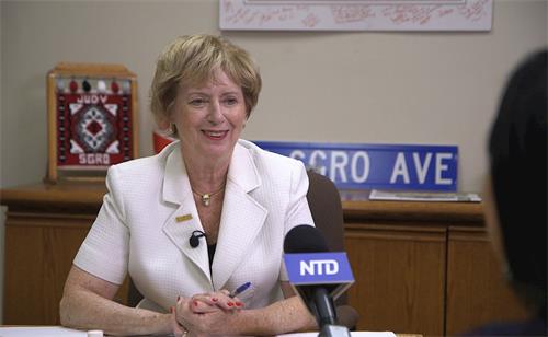 '圖1：加拿大前移民部長、資深國會議員朱迪‧思格若（Judy Sgro）接受媒體採訪。'