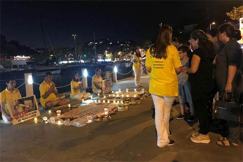 '圖6：法輪功學員在中共駐伊斯坦布爾領事館外舉行燭光守夜'