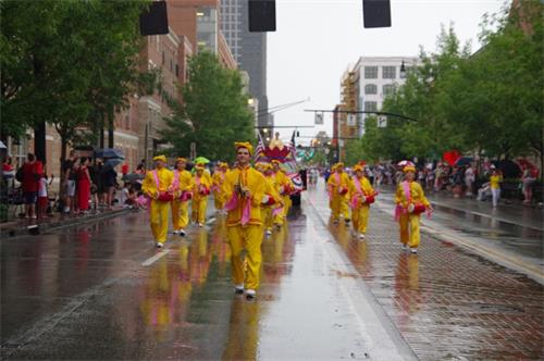 '圖1～2：二零一九年七月三日，法輪功學員參加了俄亥俄州首府哥倫布市（Columbus， Ohio）的美國獨立日慶祝遊行。'