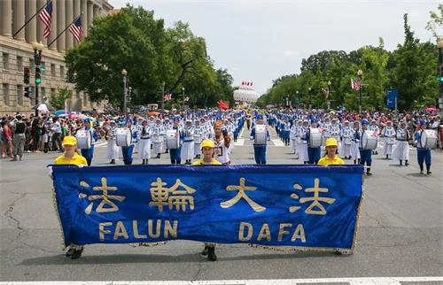 '圖1：二零一九年七月四日，法輪功學員參加在美國首都華盛頓舉行的獨立日遊行。'