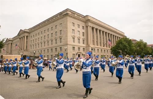 '圖2：天國樂團連續十四年入選參加在美國首都華盛頓憲法大道舉行的美國獨立日遊行。'