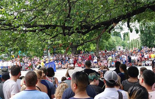 '圖6：法輪功學員參加在美國首都華盛頓舉行的獨立日遊行，路邊民眾喝彩。'