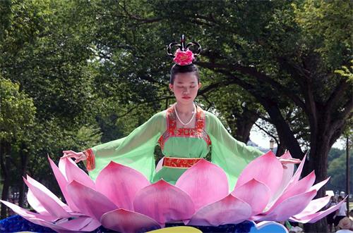 '圖13：今年十七歲的徐鑫洋身穿綠色仙女服，坐在蓮花上打坐。'