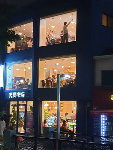 '圖7：韓國首爾天梯書店夜景掠影'