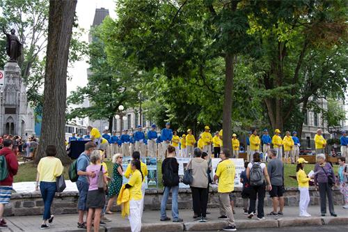 '圖1：二零一九年八月十日，法輪功學員在魁北克市老城的兵器廣場舉行傳播法輪功真相的活動'