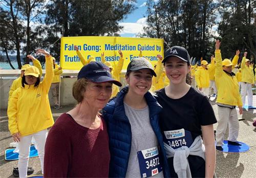'圖10：澳洲女孩愛彼（Abbey Counas，右一）與姐姐及母親都支持法輪功'
