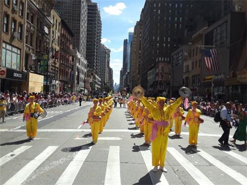 '圖8～9：法輪大法腰鼓隊參加在曼哈頓中城舉行的「多米尼加日」遊行，英姿颯爽。'