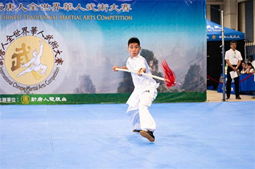 圖1：八月二十五日，在第六屆新唐人武術大賽決賽中，男子器械組選金獎得主劉大雁表演六合螳螂派梨花槍。