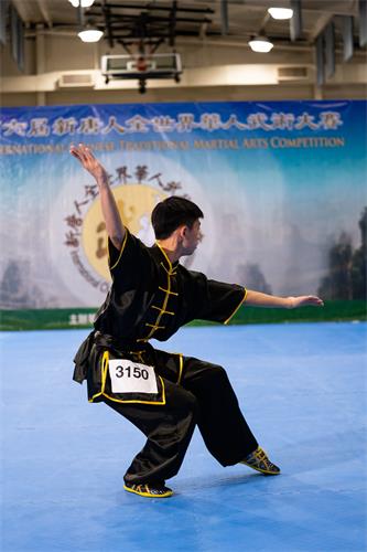 圖2：八月二十五日，在第六屆新唐人武術大賽決賽中，少年拳術組金獎得主──十七歲的莊宗廷表演查拳門六路查拳。