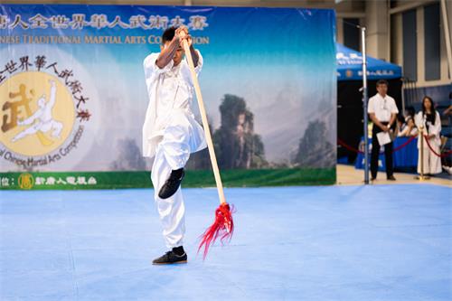 圖7：八月二十五日，在第六屆新唐人武術大賽決賽中，男子器械組選手劉大雁表演六合螳螂派梨花槍。