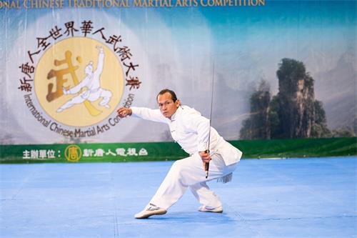 圖10：八月二十日，毛裏齊奧‧平松（Mauricio Pinzon）在第六屆新唐人武術大賽男子器械組比賽中表演山西螳螂門七星連環劍。