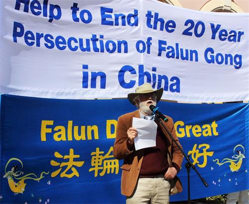 '圖9：中國信息網站編輯、人權活動家鮑勃﹒維尼康博（Bob Vinnicombe）在集會上發言'