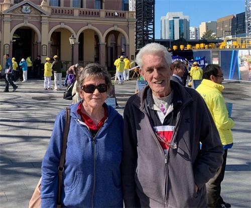 '圖10：來自維多利亞省的澳籍夫婦科林（Colin） 和巴利（Balli ）支持法輪功反迫害'