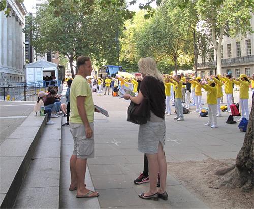 '圖15～18：法輪功學員在大英博物館門前舉行煉功、講真相活動。'