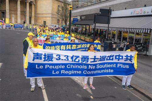 '圖2：千名法輪功學員倫敦大遊行，圖為聲援中國民眾退出中共相關組織的方陣。'