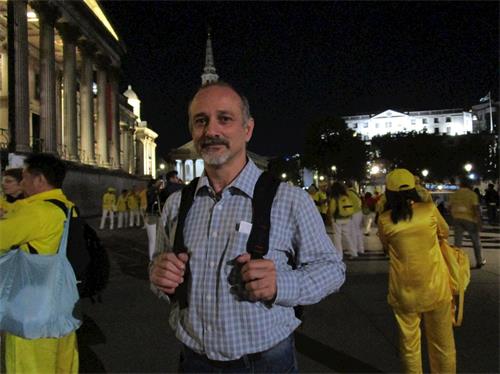 '圖7：大學教授馬塞洛（Marcello）在特拉法加廣場巧遇法輪功學員舉行燭光守夜活動，表示支持法輪功學員的活動'