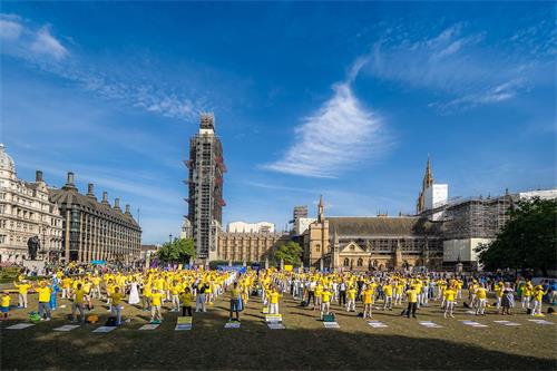 '圖3～5：8月30日，來自歐洲、亞洲、美洲、中東三十四個國家的部份法輪功學員在英國著名的「議會廣場」舉行莊嚴集會，紀念全球法輪功學員反迫害、講真相的二十週年。'