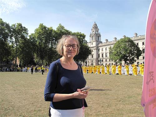 '圖11：二零一九年八月三十日，英國女士海倫﹒麥卡倫在倫敦議會廣場'