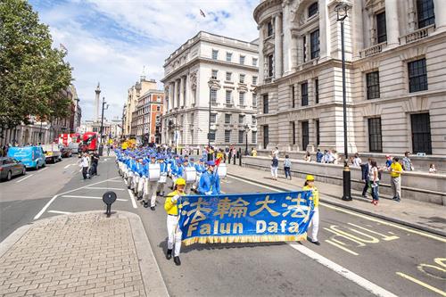 '圖1：法輪功學員在倫敦舉行大遊行'