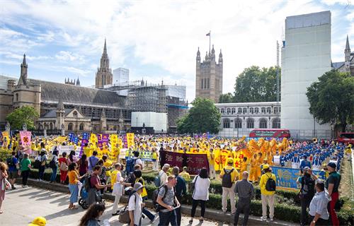 '圖4：法輪功學員在英國議會大廈前舉行集會'